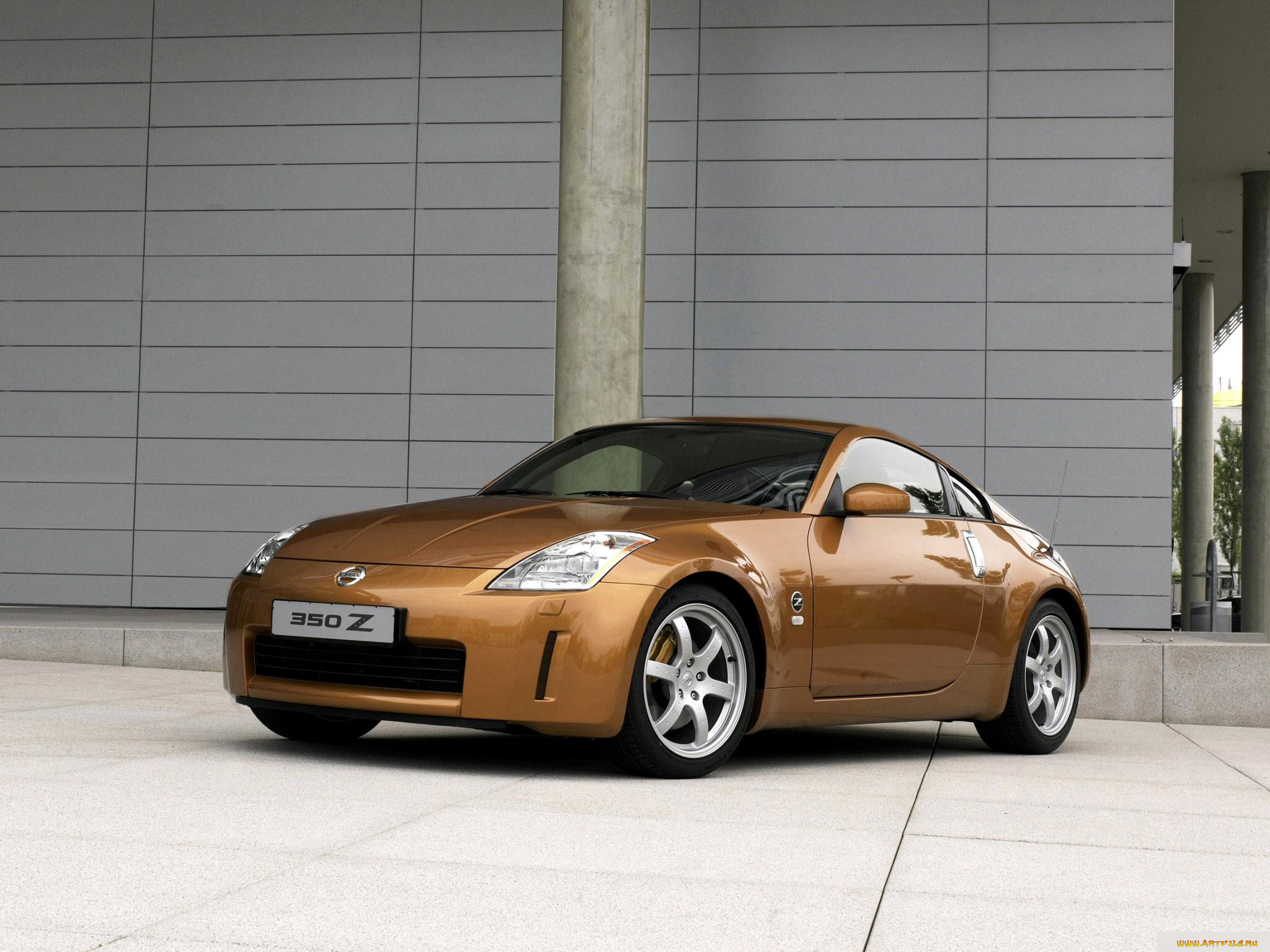 Коричневый Nissan 350z